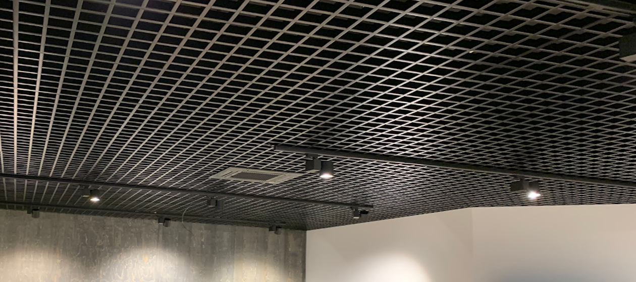 Metalen plafonds in een gebouw